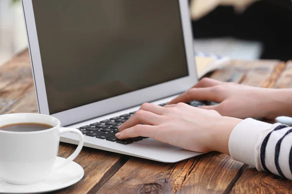 Woman working on laptop — Stock Photo, Image