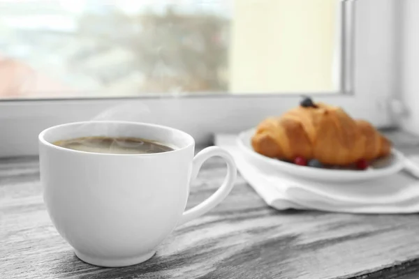 Taza de café y croissant —  Fotos de Stock