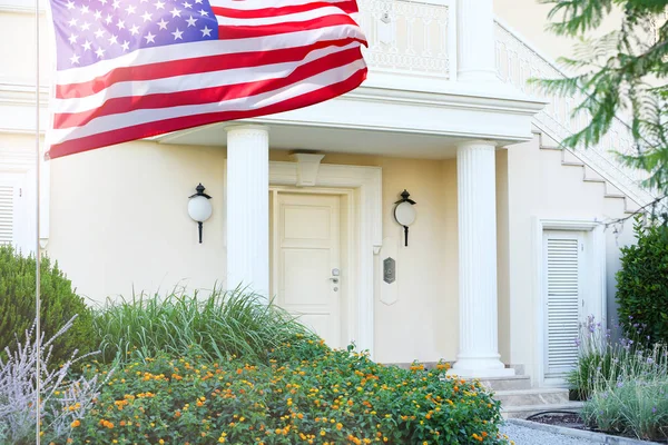 Waving USA flag and house — Stock Photo, Image