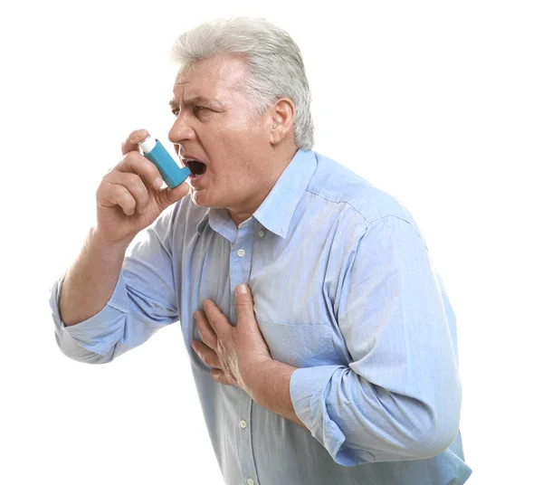 Oudere man met behulp van de inhalator — Stockfoto