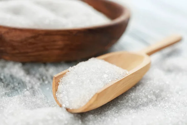 Wooden scoop and bowl with sugar — Stock Photo, Image