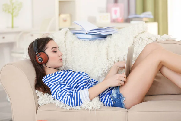 Young woman listening to audiobook — Stock Photo, Image