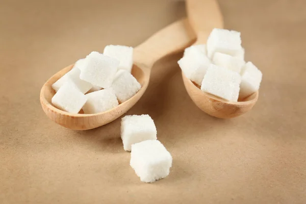 Colheres com cubos de açúcar — Fotografia de Stock