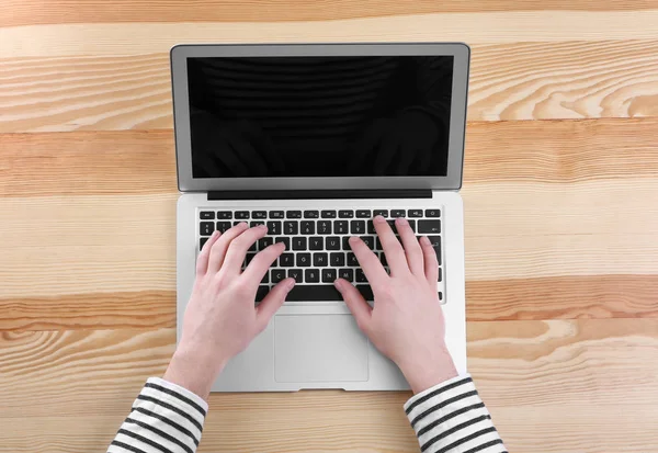 Mann arbeitet am Laptop — Stockfoto