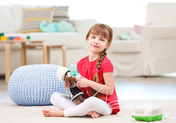 Niña con nebulizador — Foto de Stock