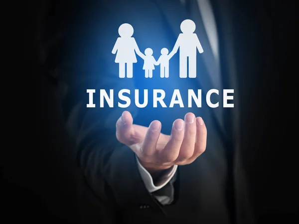 Försäkring koncept. Affärsman holding symbol för familjen i hand, närbild — Stockfoto