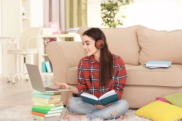 Fiatal nő hallgat a hangoskönyv — Stock Fotó