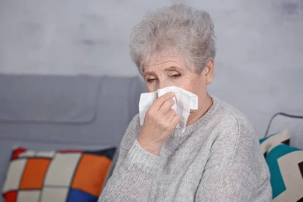 Senior zieke vrouw — Stockfoto