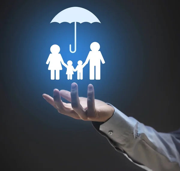 Concepto de seguro. Empresario sosteniendo símbolo de la familia en la mano, primer plano — Foto de Stock