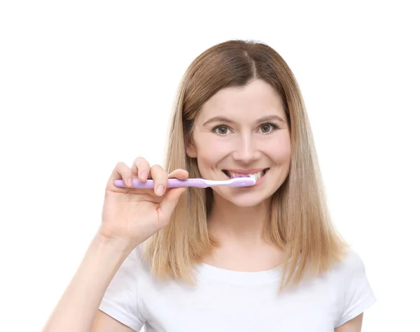 Mujer joven cepillándose los dientes — Foto de Stock