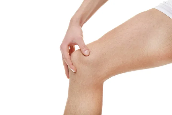 Muž trpí bolestí v koleně — Stock fotografie