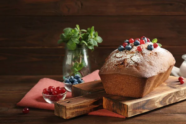 Delicious freshly baked cake — Stock Photo, Image