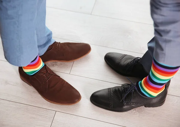 Gay casal com colorido meias — Fotografia de Stock