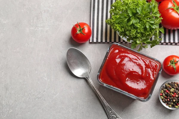 Heerlijke ketchup in kom — Stockfoto