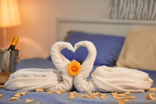 Two swans made of towels — Stock Photo, Image