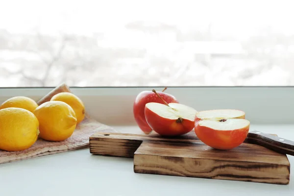 Fresh apple cuts in half — Stock Photo, Image