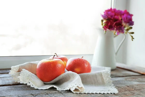 窓辺の新鮮なリンゴ — ストック写真