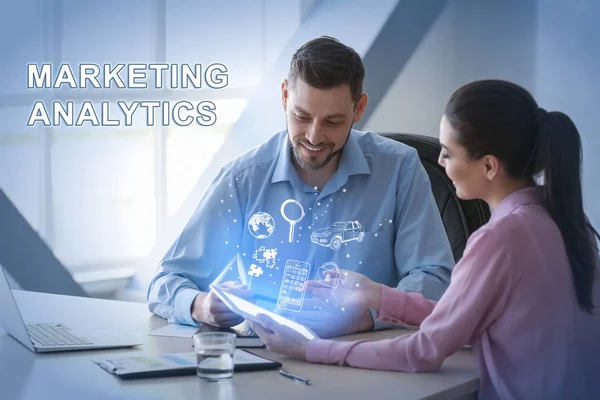 Marketing analytics concept. Mensen op zakelijke bijeenkomst in kantoor — Stockfoto