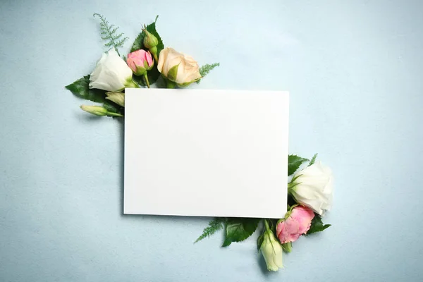 Flores y tarjeta de papel —  Fotos de Stock