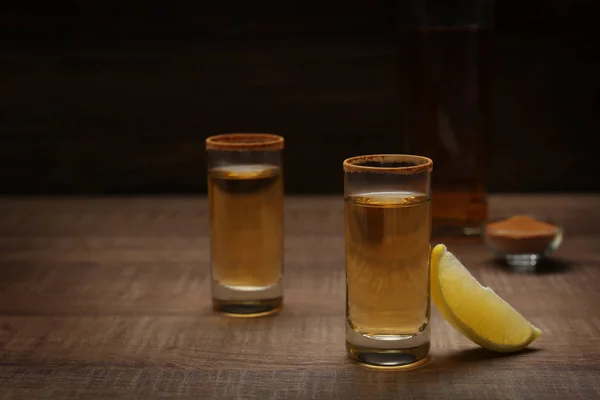 Gouden tequila shots — Stockfoto