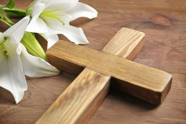 Cruz de madera y lirio blanco — Foto de Stock