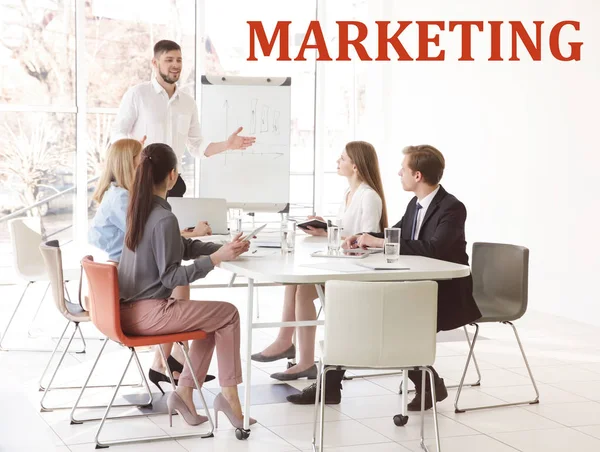 Marketing concept. Mensen op zakelijke bijeenkomst in kantoor — Stockfoto