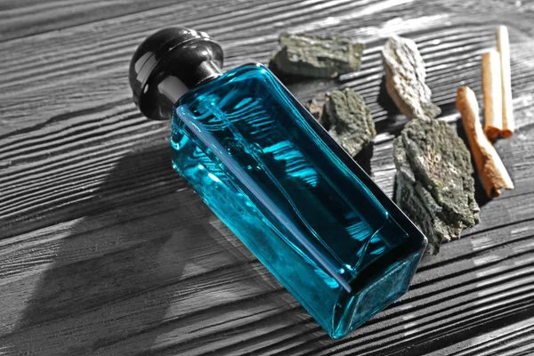 Fles van moderne mannelijke parfum — Stockfoto