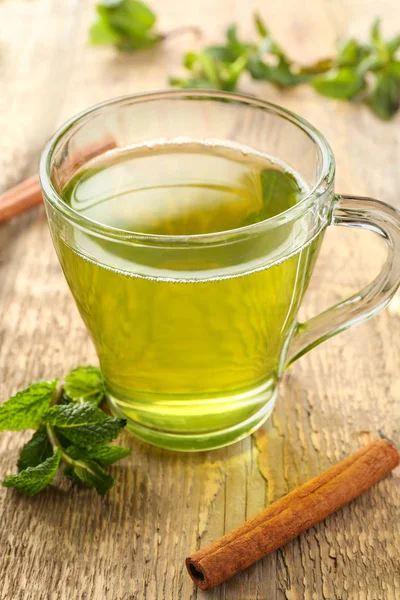Taza de té con hojas de menta — Foto de Stock
