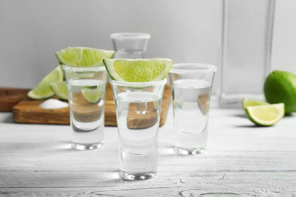 Colpi di tequila con fette di lime — Foto Stock