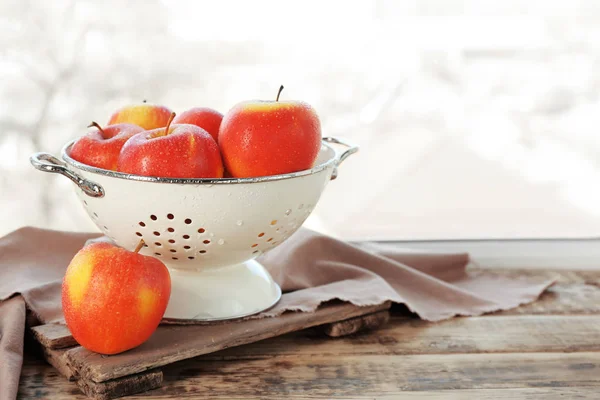 Sieb mit frischen Äpfeln — Stockfoto