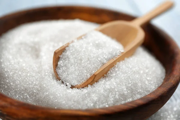 Skål och scoop med socker — Stockfoto