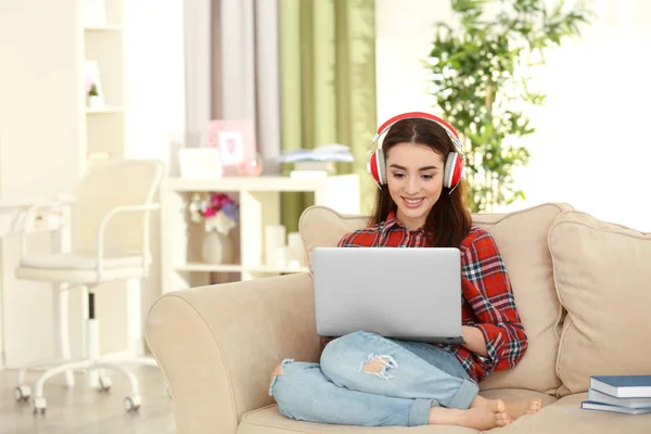 Mujer joven escuchando audiolibro — Foto de Stock