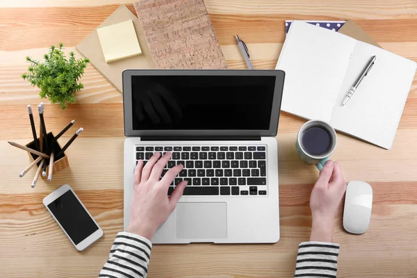 Man werkt op laptop — Stockfoto