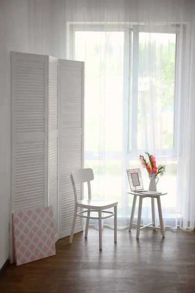 Witte stoel in een kamer — Stockfoto