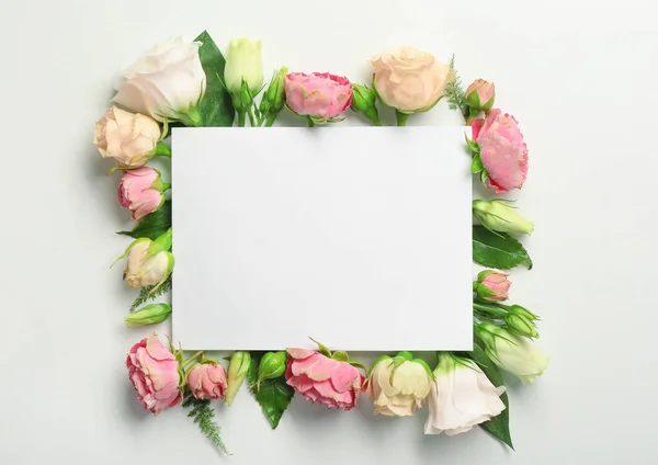 Blommor och papperskort — Stockfoto