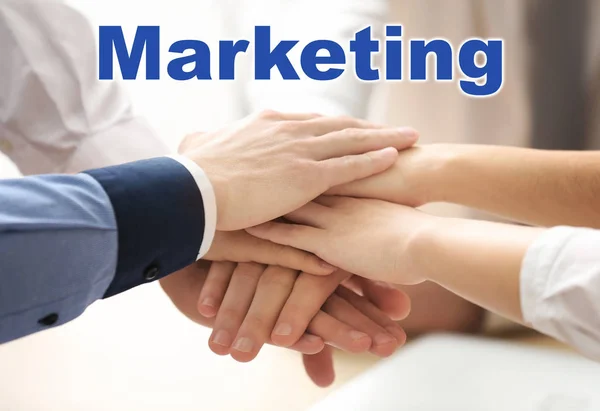 Marketing concept. Mensen uit het bedrijfsleven hand in hand samen, close-up — Stockfoto