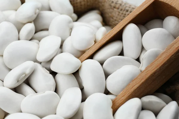 Wooden scoop with butter beans — Stock Photo, Image