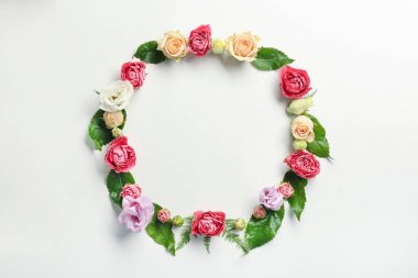 Beyaz çerçeve çiçek 