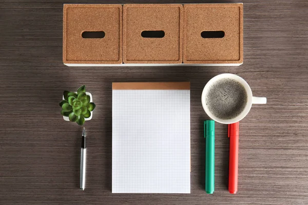 Caderno vazio com caneta e xícara de café — Fotografia de Stock