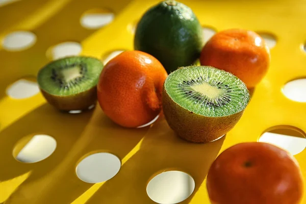 Świeże mandarynki, limonki i kiwi — Zdjęcie stockowe