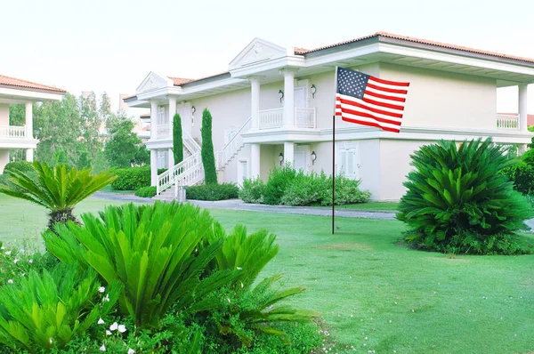 Drapeau des USA agitant devant la maison — Photo