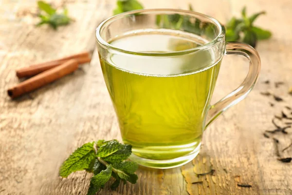 Herbata z liści mięty i cynamonem — Zdjęcie stockowe