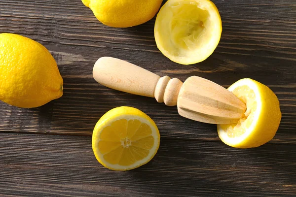 Exprimidor y limones sobre madera —  Fotos de Stock