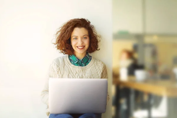 Vacker flicka med laptop — Stockfoto