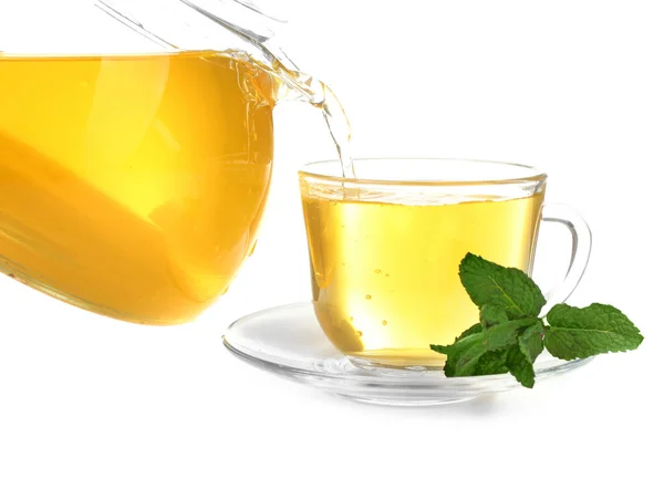 Verter té en la taza de vidrio —  Fotos de Stock