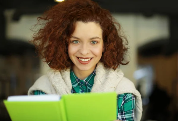 Belle fille avec livre — Photo