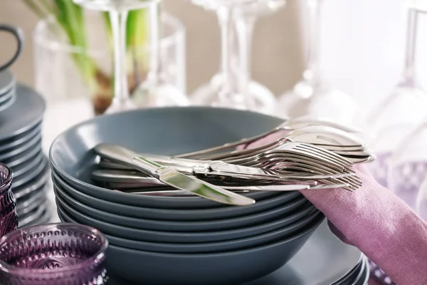 Servies op de tafel in restaurant — Stockfoto