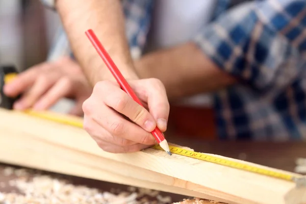 Carpinteiro aplicando marcação — Fotografia de Stock
