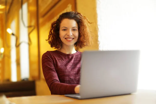 Schönes Mädchen mit Laptop — Stockfoto