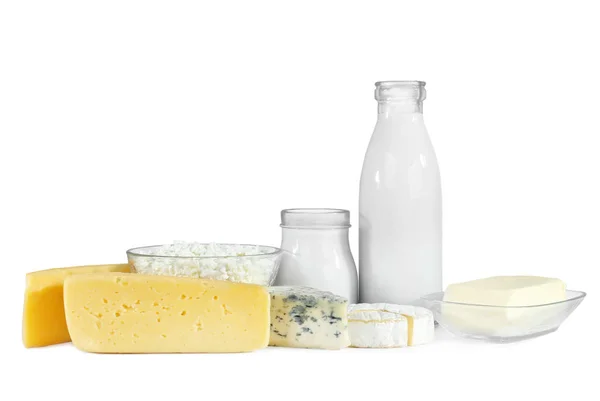 Surtido de productos lácteos frescos sobre fondo blanco — Foto de Stock